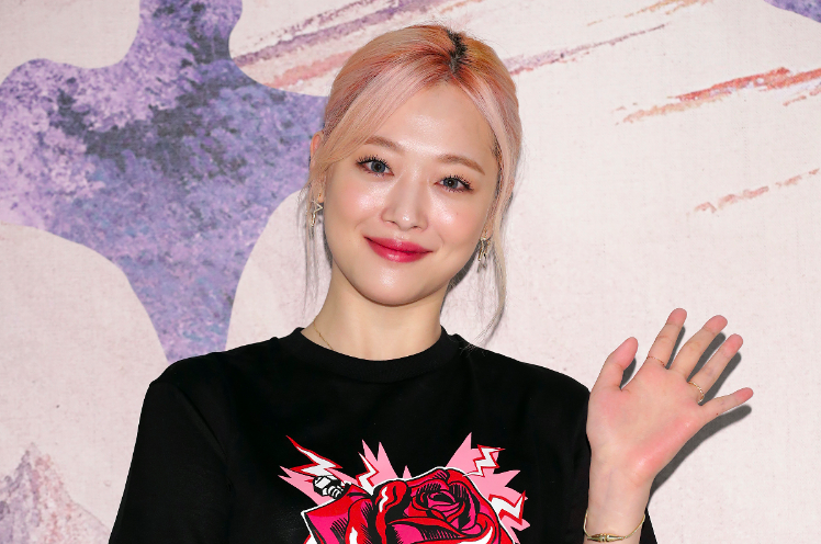 RollingStone's tweet photo. Fiercely outspoken actress and K-pop star, Sulli, has died at age 25 https://t.co/vlNAZAp3yQ https://t.co/nOuzUauVuF