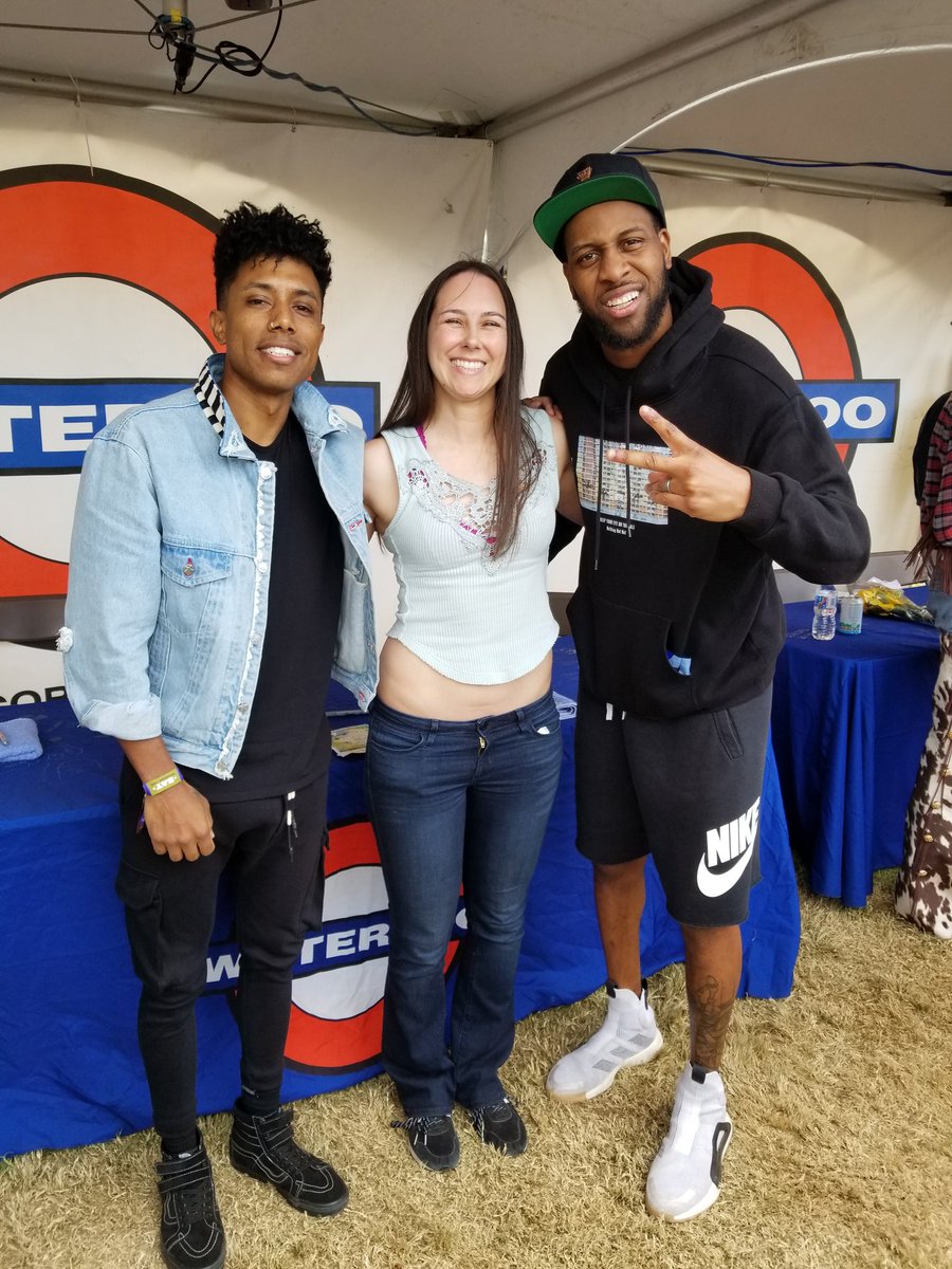 BonitaLenita's tweet photo. Got to meet @blackillac!! #ACLFest #favoritelocalband https://t.co/8YQu7wjuWE