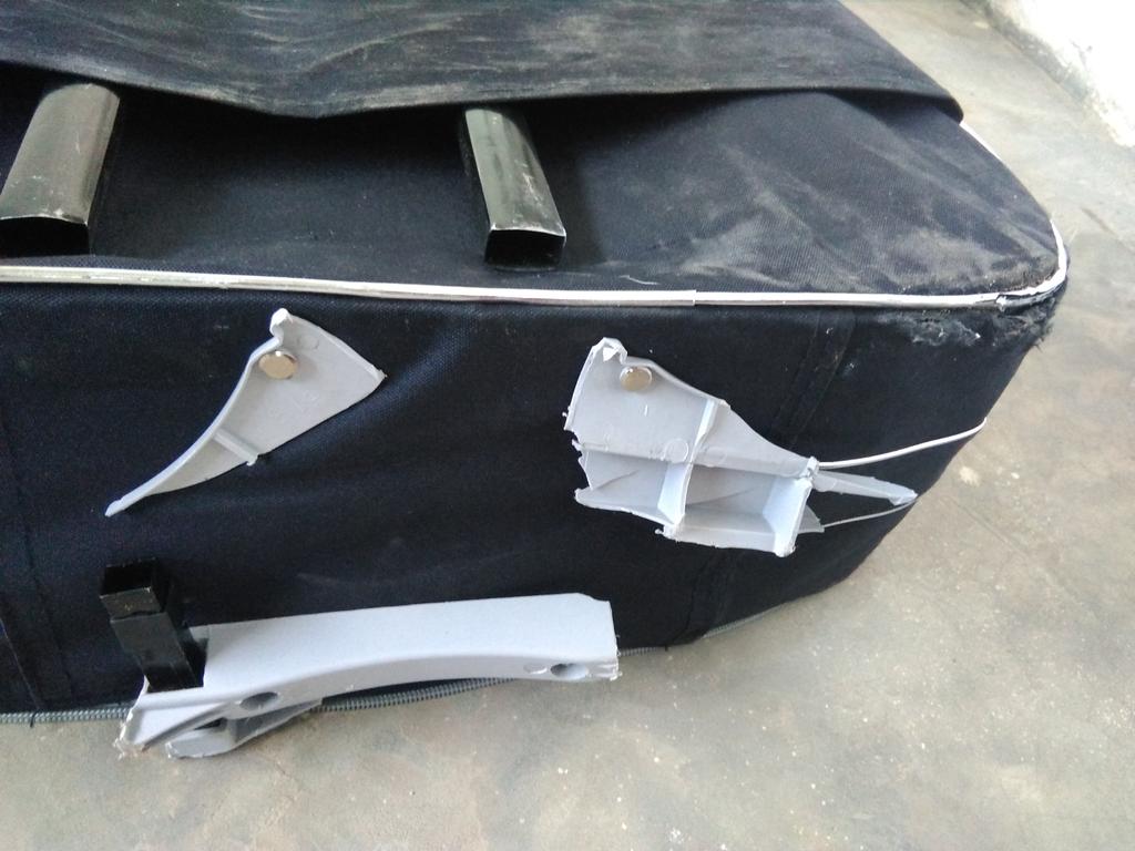 MonadyaKidi's tweet photo. #BagagemVadalizada
#BagagemSaqueada

Do Reino Unido para Angola, cidadão chega ao aeroporto sem a sua bagagem, dias depois a bagagem aparece faltando:

1 laptop, 2 pares de sapatos, uma Câmera Nikon , 2 telefones, 1 perfume... https://t.co/fIyqggTsId