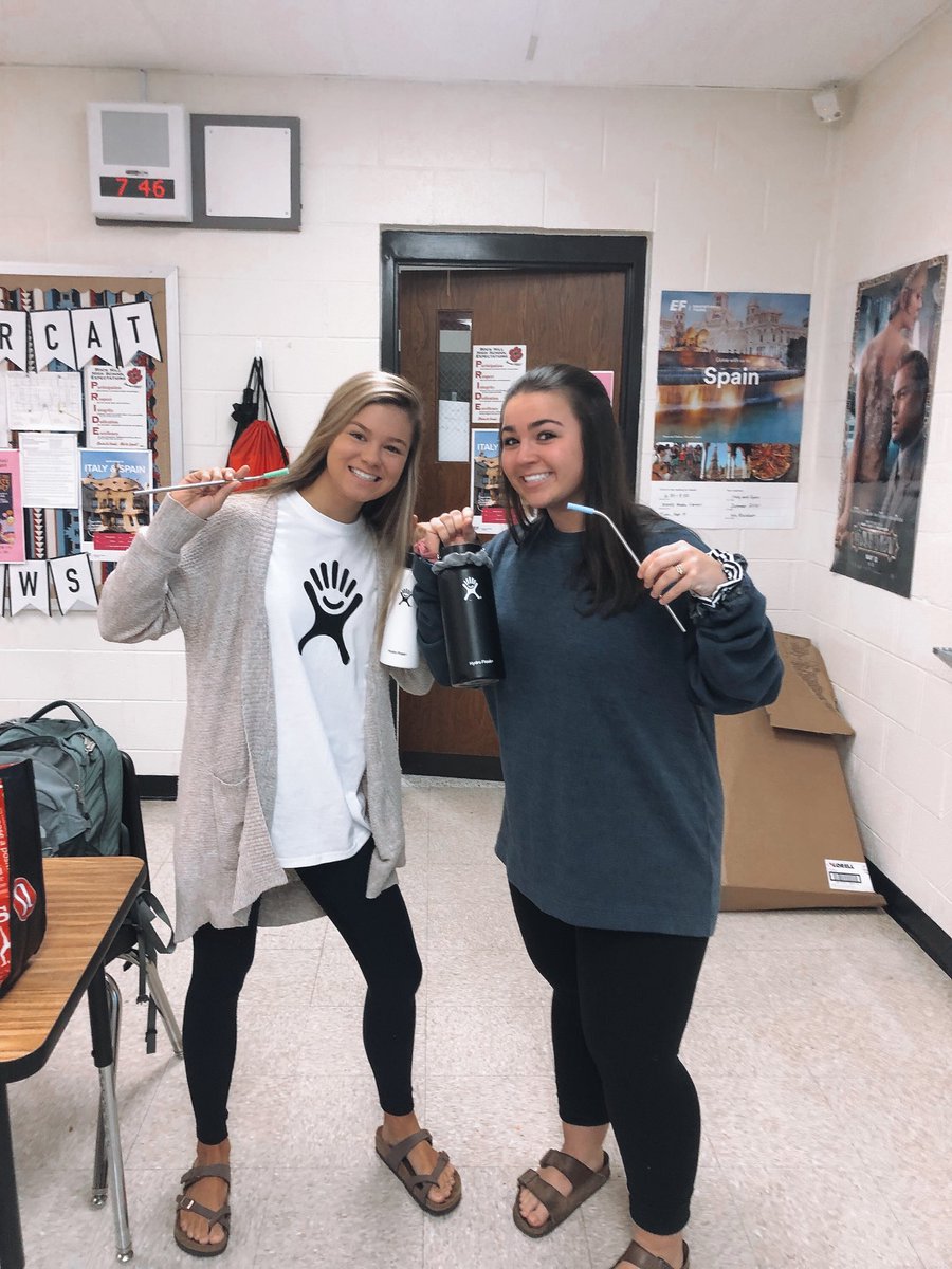 CarolineRobards's tweet photo. #spiritweek #RoHiNHS Day 1: VSCO girls @bellabowden11 @RoHiNHS https://t.co/CE1wpKg0sj