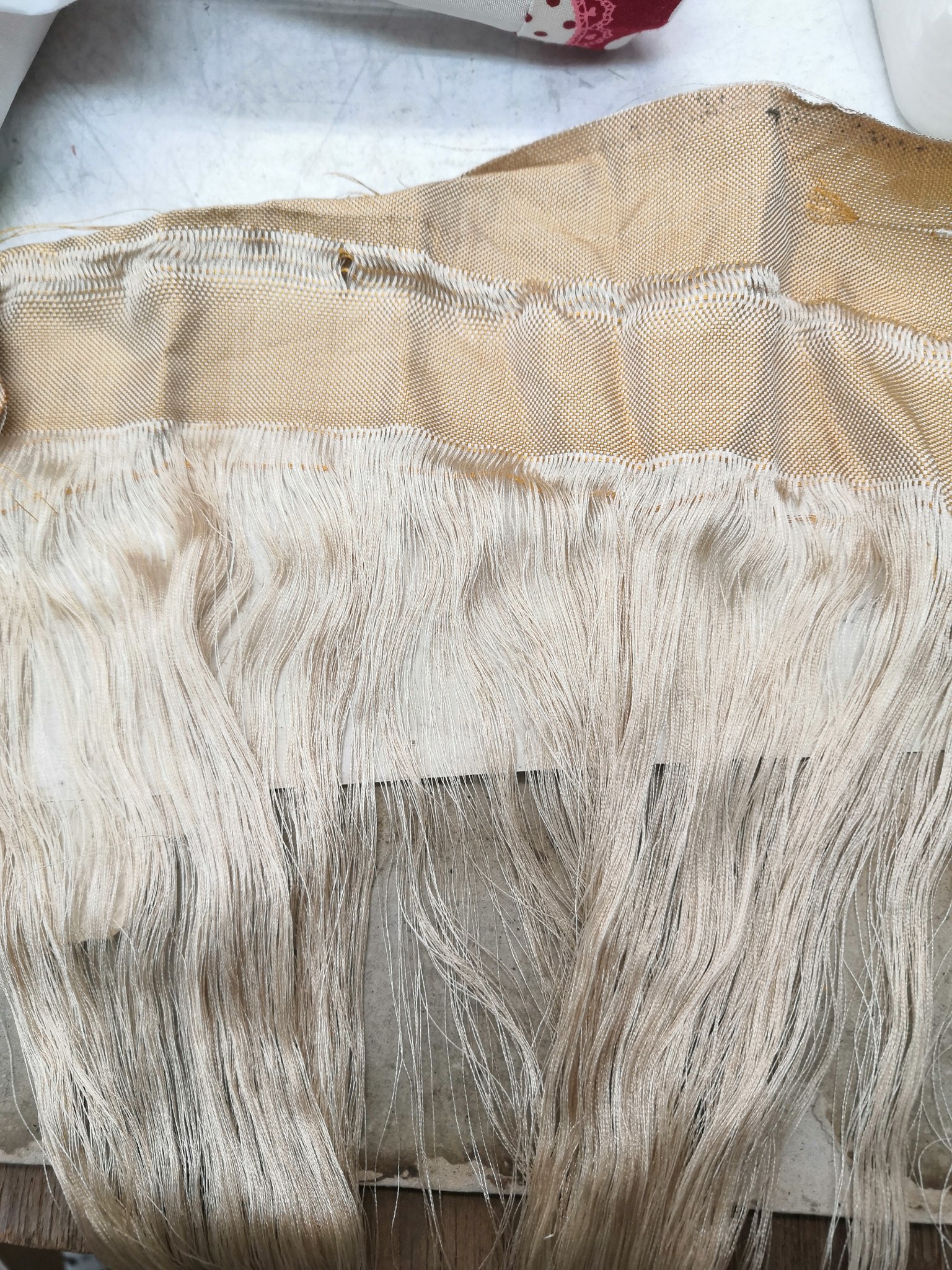 まめ工房 髪の毛はシルクです 反物を織るときに出る 最初や最後の使えない糸だと聞いております 端が少し生地になってるので 3 4分割して 糸で適当な長さに縛ります 間を切ってボンドで固めておきます 黒 茶 青 ベージュなど手持ちにあり