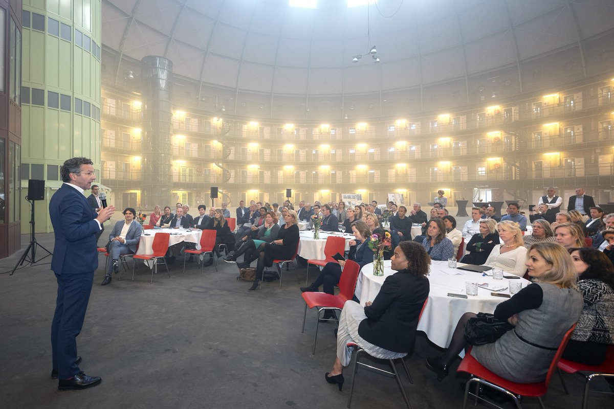 Jeroen Dijsselbloem introduceert Fikks, een soort Tinder, voor Haarlemmers met schulden dlvr.it/RGB1KX