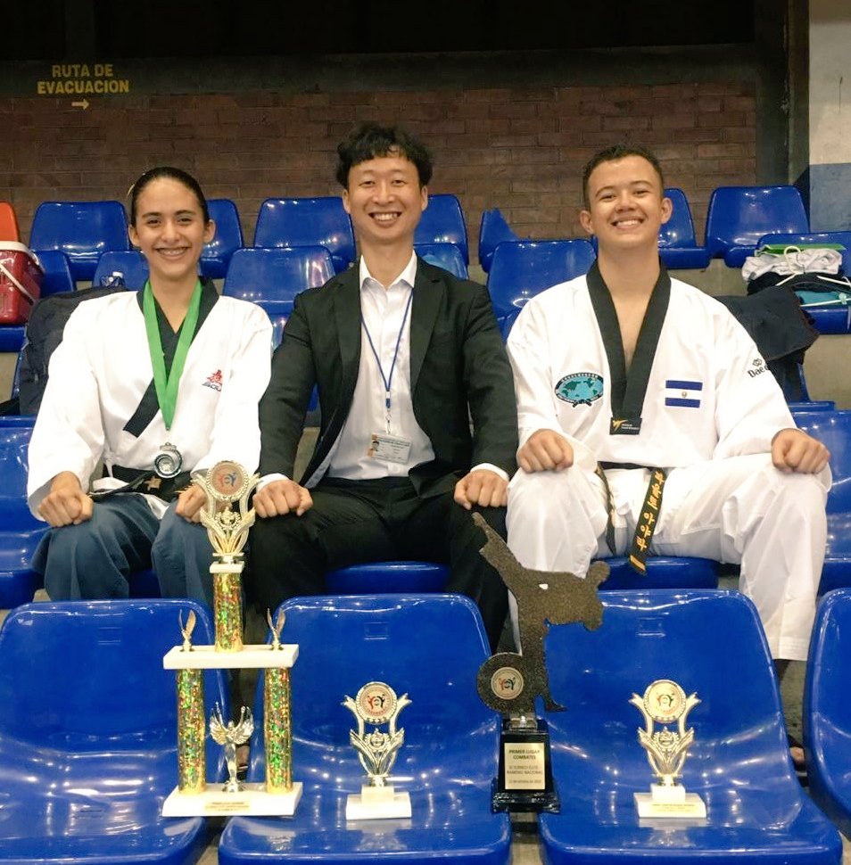 FESAELSALVADOR's tweet photo. #FESAInforma #Taekwondo
Excelente desempeño Atletas de Federación de Taekwondo en 2do.Torneo Élite 2019:
🥇Paolo Gámez Oro en formas cat. Juvenil y Oro en Combates cat. +78 kg.
🥈Ailema Jiménez, Plata en formas, cat. juvenil femenino.
🥇Ambos Oro en Duetos cat. formas. https://t.co/JUx1MY5ySG