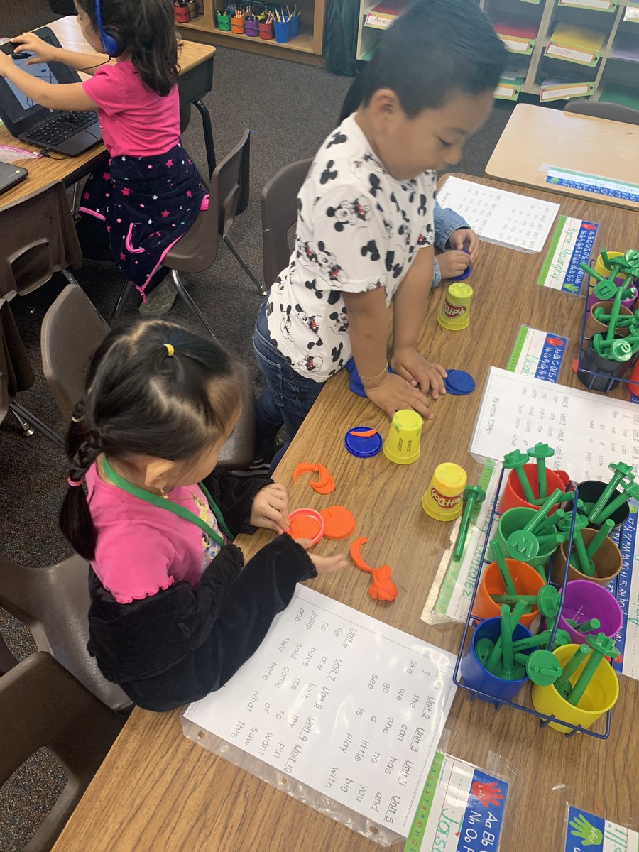 JuarezScholars's tweet image. Mrs. Berry’s Kinder Scholars off to a great new week with #calmcorners to small group learning centers!