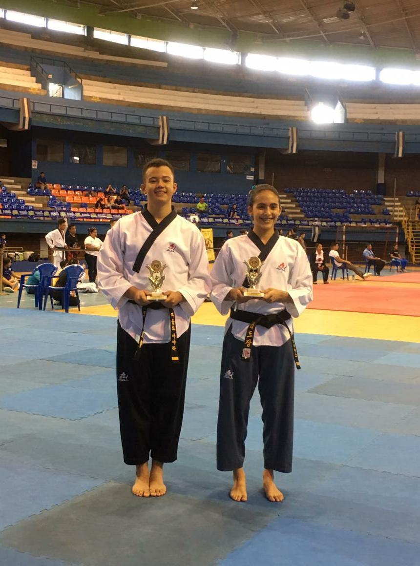 FESAELSALVADOR's tweet photo. #FESAInforma #Taekwondo
Excelente desempeño Atletas de Federación de Taekwondo en 2do.Torneo Élite 2019:
🥇Paolo Gámez Oro en formas cat. Juvenil y Oro en Combates cat. +78 kg.
🥈Ailema Jiménez, Plata en formas, cat. juvenil femenino.
🥇Ambos Oro en Duetos cat. formas. https://t.co/JUx1MY5ySG