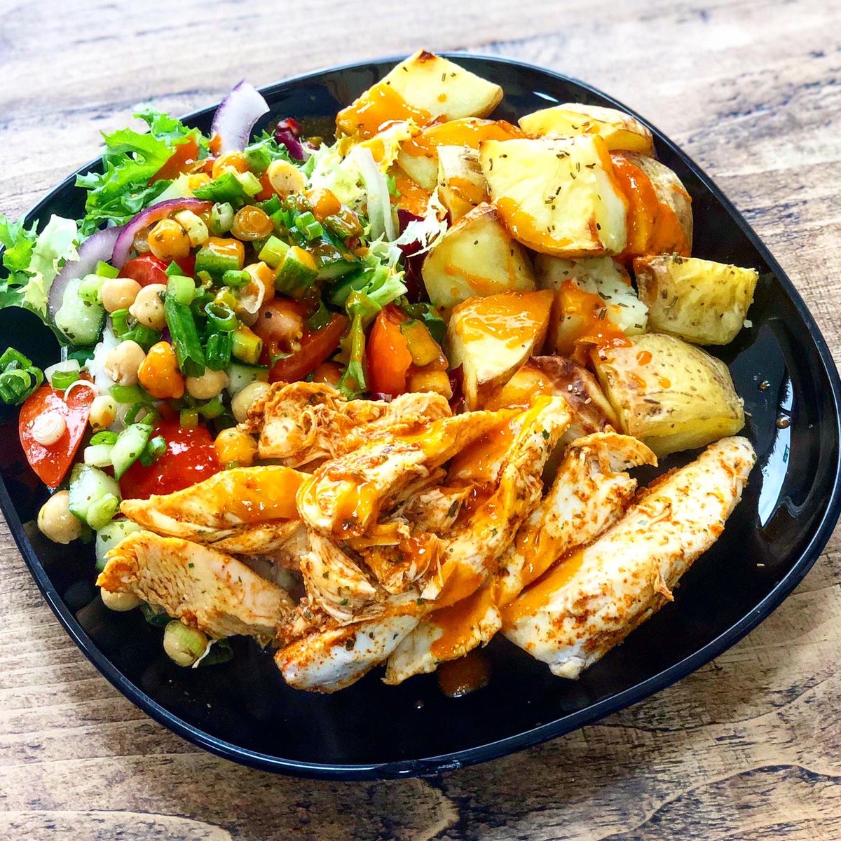 dragonsrfc's tweet photo. We are delighted to be working with partner @TheHealthHut1 this season🥦🥑🥝😃

Season Members @dragonsrugby get 1⃣5⃣% off in store on food &amp; drink 🙌

Don't forget your card - Eating clean has never been so easy 👍

#healthhut #healthy #newport #eatclean https://t.co/H7AEomS4eq
