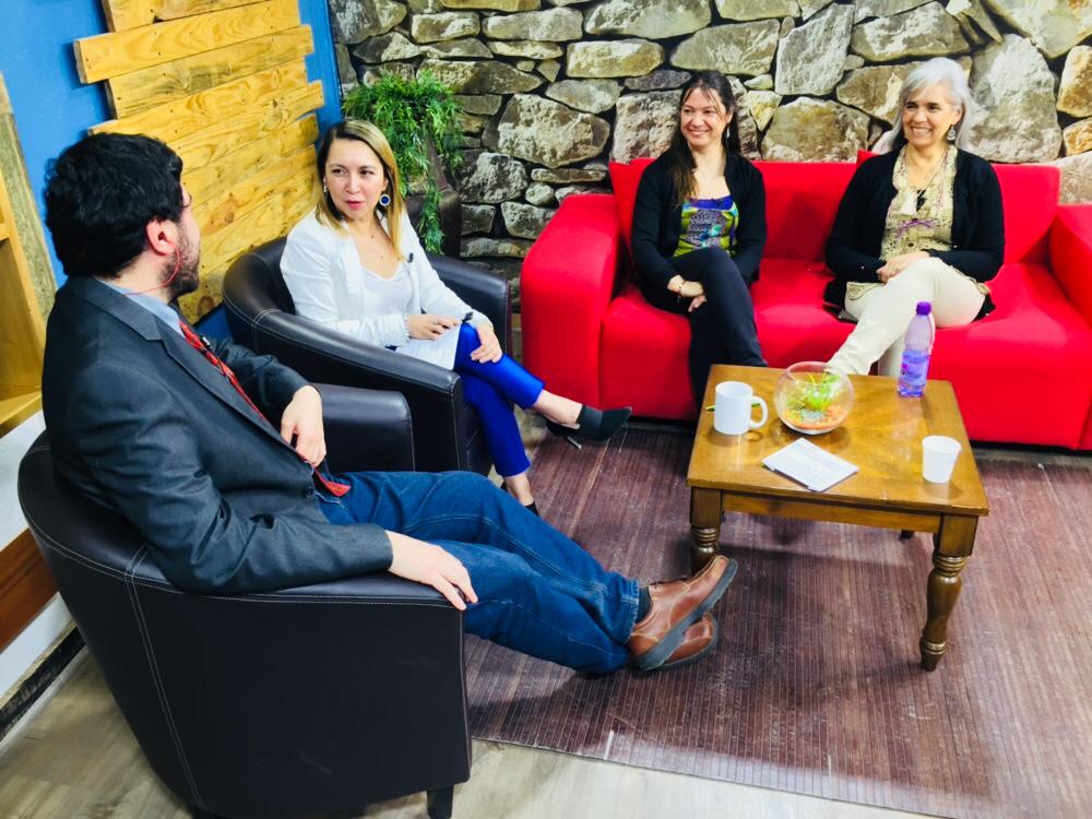 SaludChiloe's tweet photo. La dra. Gladys Avilés del @hospitalcastro  junto a la antropóloga Alejandra Leighton, encargada de la unidad de salud colectiva del departamento de salud de la @Corpocas en el #MatinaldeChiloé informan sobre el impacto de salud integrativa en atención primaria.@ministeriosalud https://t.co/41IQ9UXGcB