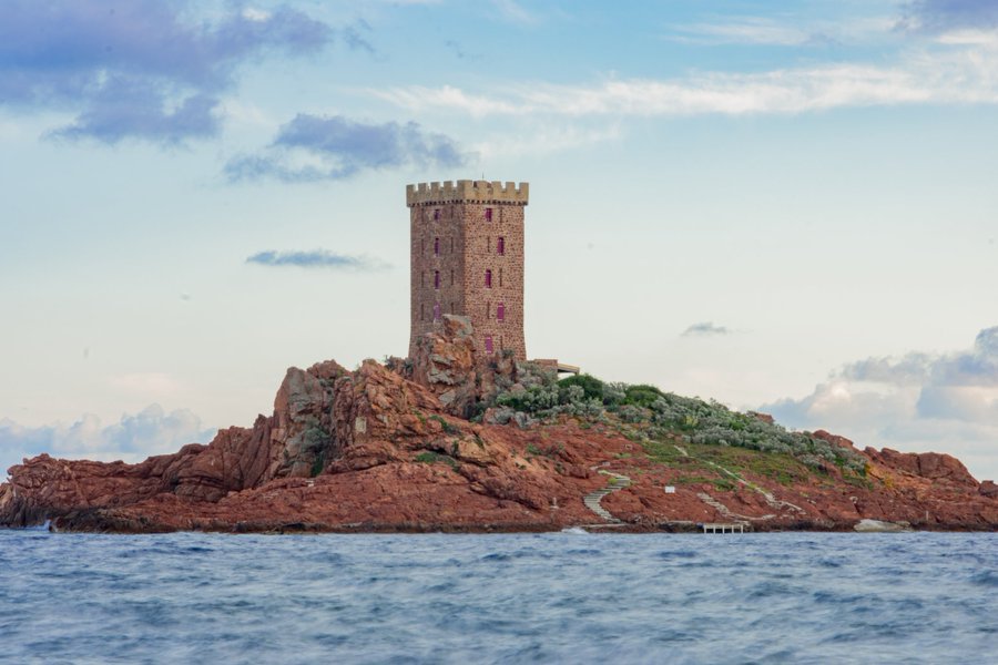 L'Ile d'Or, dans l' #Esterel, sous l'objectif de <a href="/pasqualitoo/">Sharkido Photo</a> ! 
 #CotedAzurFrance <a href="/EsterelCoteAzur/">Estérel Côte d'Azur</a>