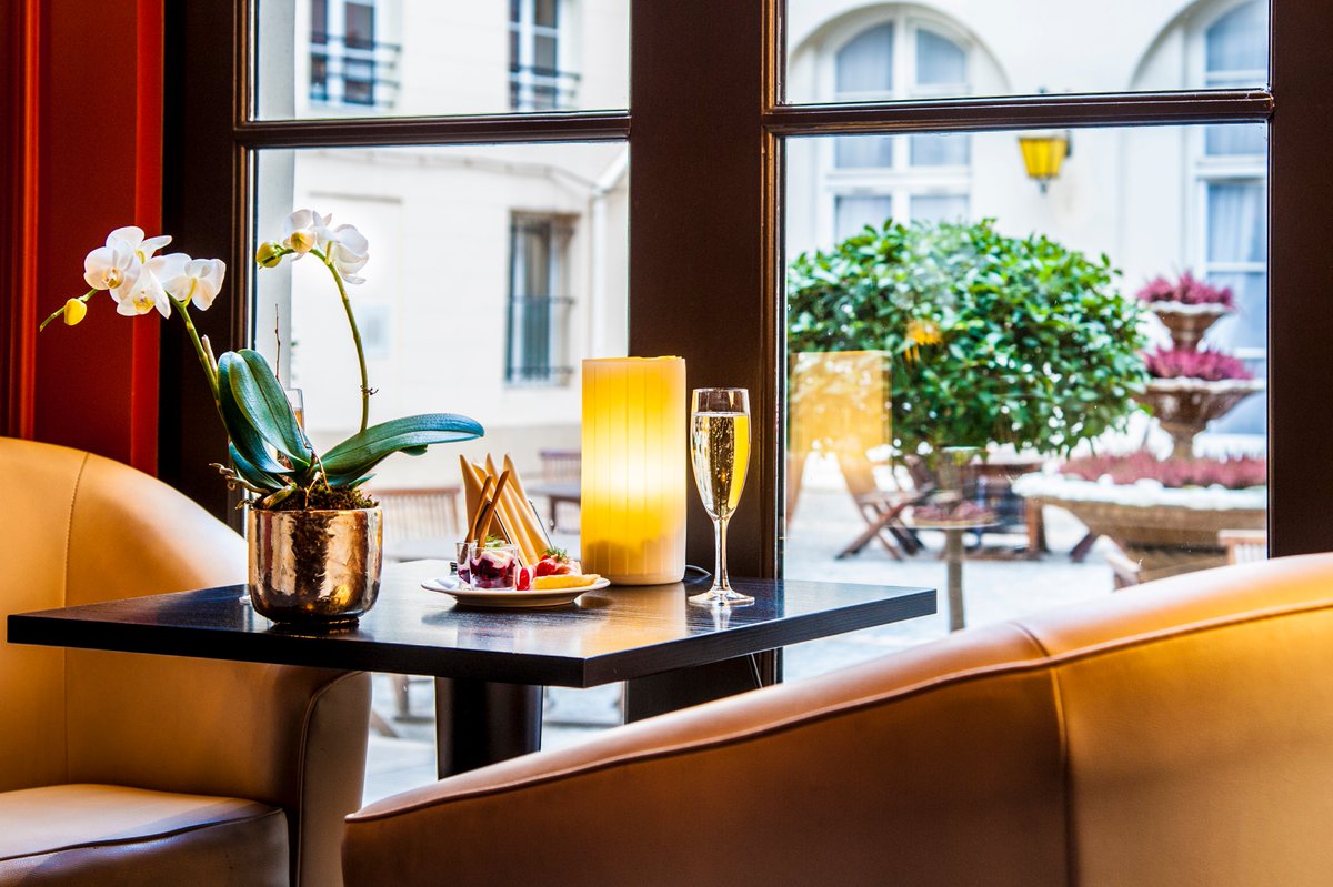 You almost made it through #Monday !
Your reward ? A little drink at our bar &amp; chill-out time.
**
Vous avez presque survécu à votre journée !
Votre récompense ? Un moment de détente au lounge #bar !
📍6, rue du 29 Juillet, 75001 Paris - 01 44 58 43 40

#Paris #hotel #parisjetaime