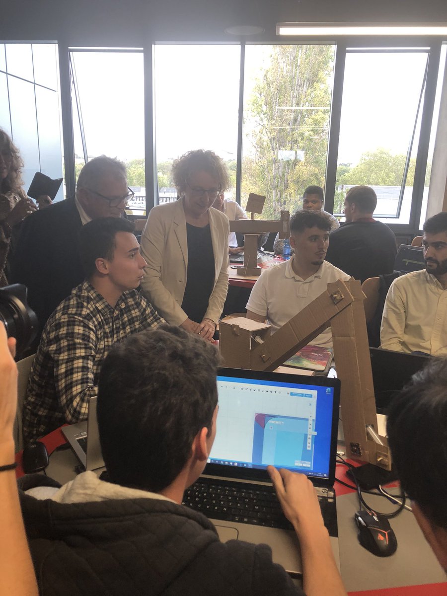 CoralieBitan's tweet photo. La venue de madame la Ministre @murielpenicaud et de monsieur @jeanmarie_marx sur le campus @CESI_IdFCentre ! #inauguration https://t.co/rRXDIMi5kh
