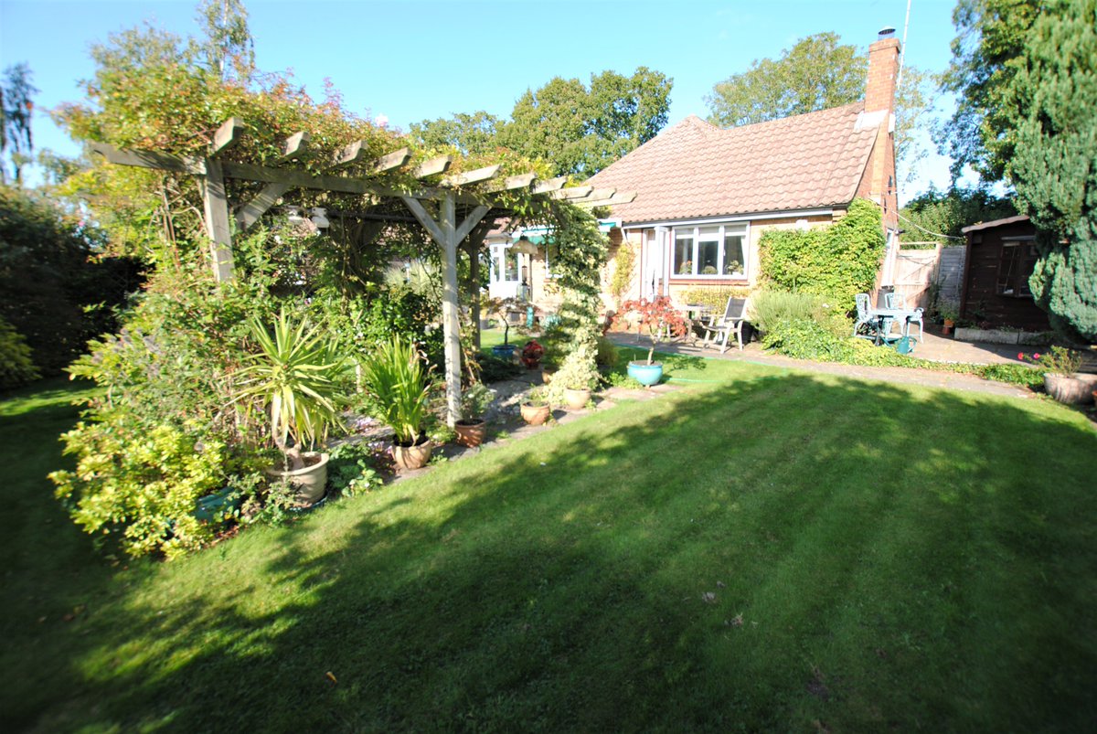 JBandMYestate's tweet photo. OLD COULSDON OIEO £600,000 An opportunity to acquire a spacious detached three bedroom bungalow situated within a substantial corner plot with a double garage. Call us now 01737 551111 to arrange a viewing.  #JBMY #Sales #OldCoulsdon. https://t.co/kFOFNtdLhb