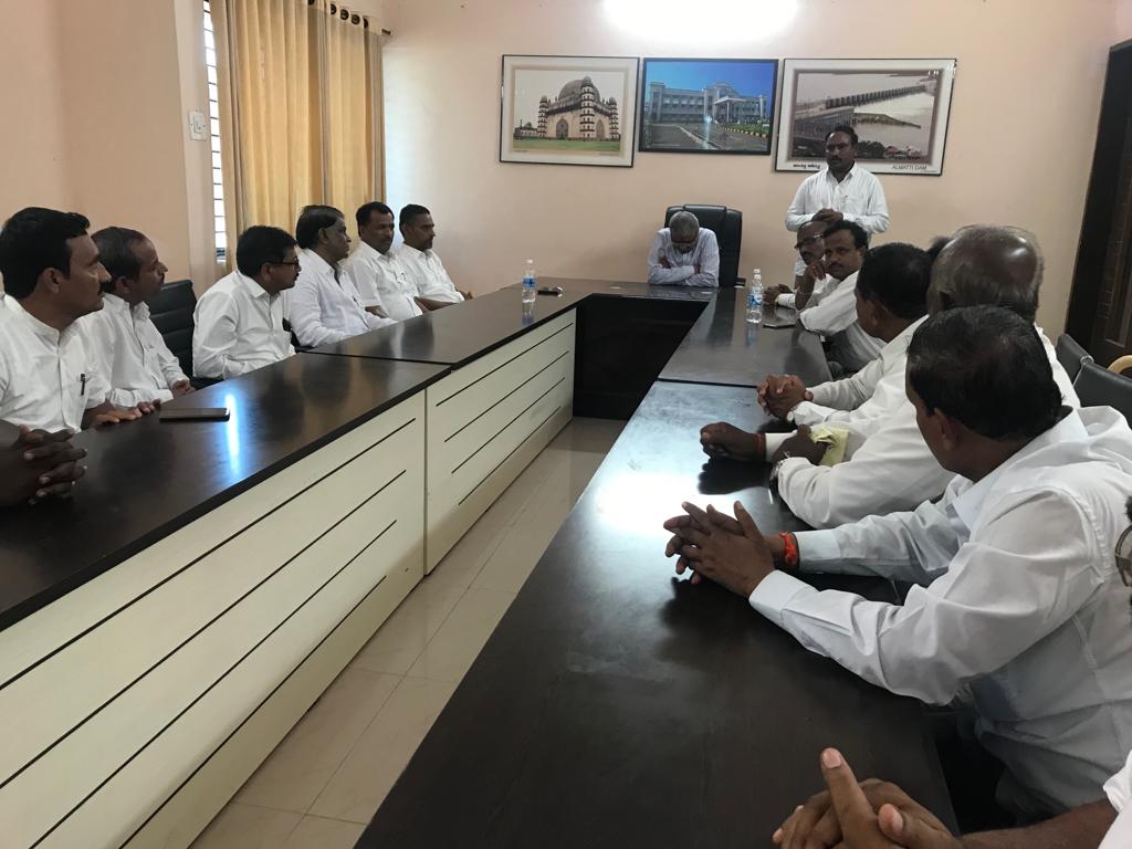 mlayvpatil's tweet photo. #ಅಭಿವೃದ್ಧಿಯೇ_ನನ್ನ_ಕಾಯಕಲ್ಪ
ಹೊಸ ಜಿಲ್ಲೆಗಳ ರಚನೆ ಸಂಬಂಧ ಭೌಗೋಳಿಕವಾಗಿ, ಸಾಮಾಜಿಕವಾಗಿ ಮತ್ತು ಆಡಳಿತದ ಎಲ್ಲ ಸೌಕರ್ಯಗಳೊಂದಿರುವ #ಇಂಡಿ_ತಾಲ್ಲೂಕನ್ನು_ನೂತನ_ಜಿಲ್ಲೆಯಾಗಿ ಮಾರ್ಪಡಿಸುವ ಬಗ್ಗೆ ತಾಲ್ಲೂಕಿನ ಎಲ್ಲ ನ್ಯಾಯವಾದಿಗಳ ಸಮ್ಮುಖದಲ್ಲಿ ಸಭೆ ನಡೆಸಿದೆ. https://t.co/XHxTZn0JmI