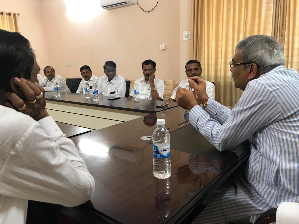 mlayvpatil's tweet photo. #ಅಭಿವೃದ್ಧಿಯೇ_ನನ್ನ_ಕಾಯಕಲ್ಪ
ಹೊಸ ಜಿಲ್ಲೆಗಳ ರಚನೆ ಸಂಬಂಧ ಭೌಗೋಳಿಕವಾಗಿ, ಸಾಮಾಜಿಕವಾಗಿ ಮತ್ತು ಆಡಳಿತದ ಎಲ್ಲ ಸೌಕರ್ಯಗಳೊಂದಿರುವ #ಇಂಡಿ_ತಾಲ್ಲೂಕನ್ನು_ನೂತನ_ಜಿಲ್ಲೆಯಾಗಿ ಮಾರ್ಪಡಿಸುವ ಬಗ್ಗೆ ತಾಲ್ಲೂಕಿನ ಎಲ್ಲ ನ್ಯಾಯವಾದಿಗಳ ಸಮ್ಮುಖದಲ್ಲಿ ಸಭೆ ನಡೆಸಿದೆ. https://t.co/XHxTZn0JmI