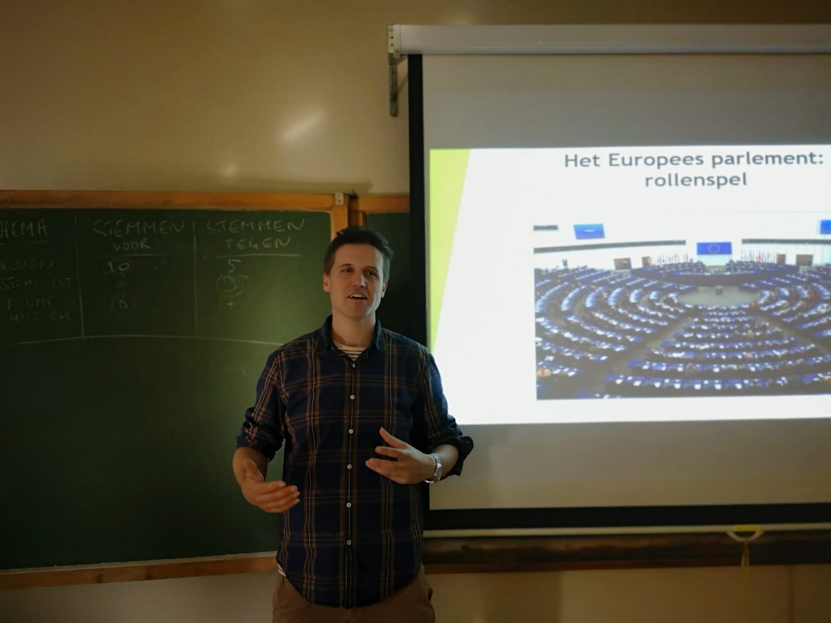 AtheneumMXM's tweet image. We bereiden onze leerlingen van 6ASO voor op hun bezoek binnenkort aan het Europees parlement in Straatsburg. Simulatieoefening, voorbereidende commissies en debat. #EPASbe #EuropeanParliamentAmbassadorSchool @GOinAntwerpen @GO_onderwijs