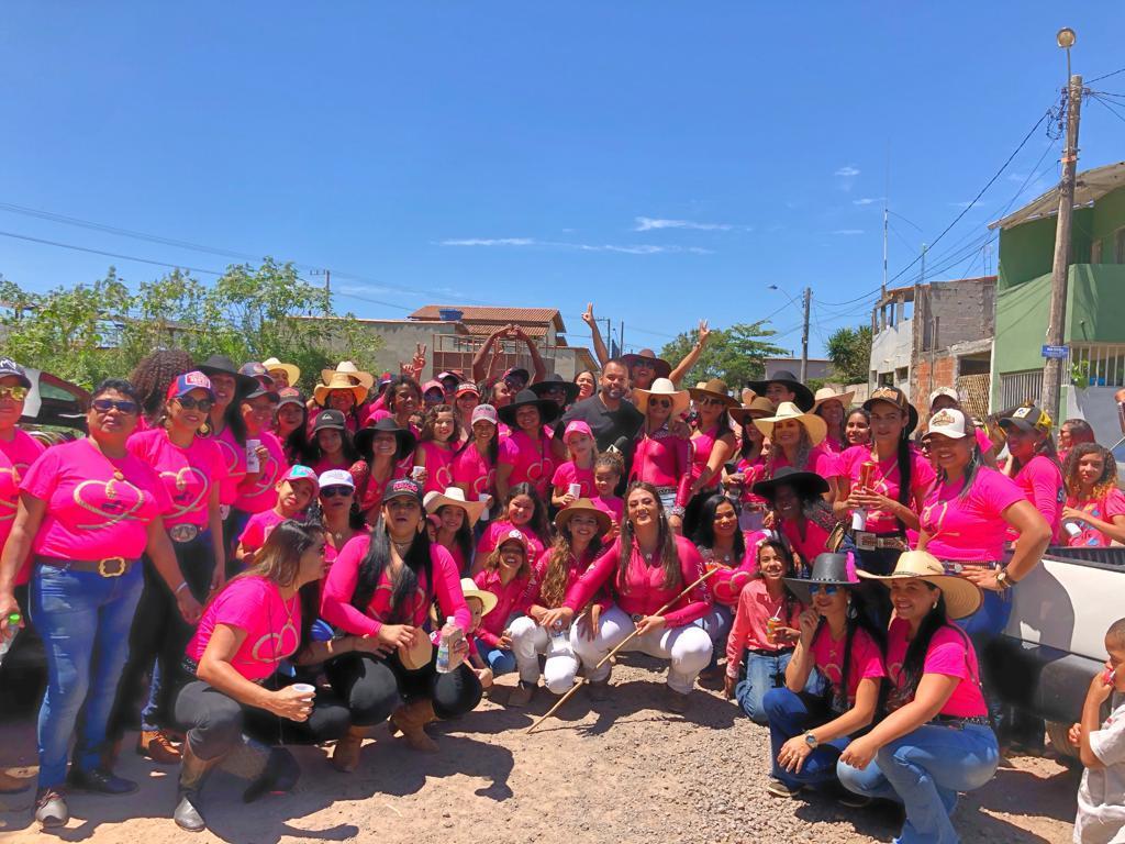 tvgazetaes's tweet photo. Essa turma linda foi destaque no ES1 de hoje (14)! As mulheres fizeram uma cavalgada pra alertar sobre a prevenção do câncer de mama e o meu querido repórter Elton Ribeiro foi lá e fez esse registro sensacional! #TvGazetaES #OutubroRosa #Afecc https://t.co/7COQPpsMSp