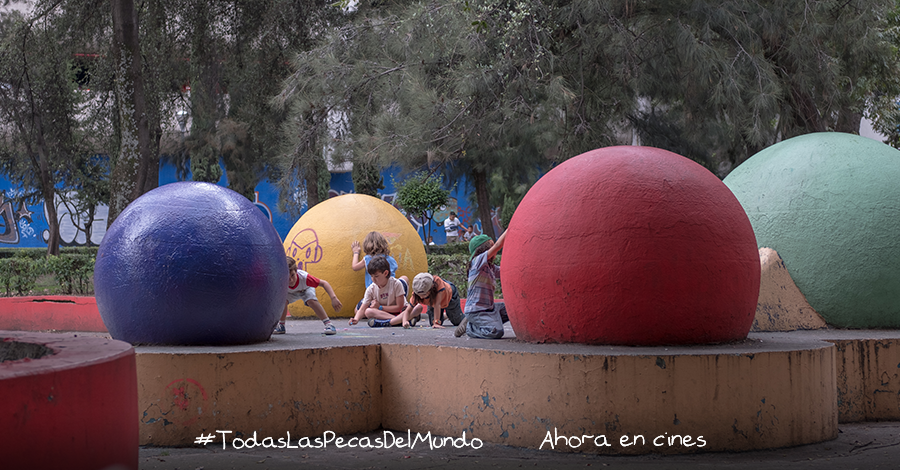 laspecaspeli's tweet photo. ⚽️ Ir al parque después de la escuela era lo máximo en los 90. 💯 #TodasLasPecasDelMundo ya en cines. 🎥 https://t.co/BSYUIDwHUN