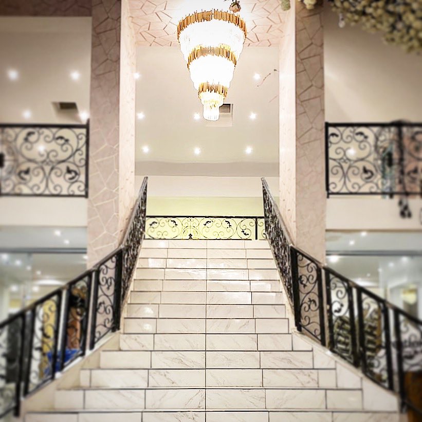 AkefAkbar's tweet photo. Everything Sparkles under a Chandelier ✨
#WAB #Bradford #BanquetingHall #WeddingVenue #weddingvenuehunting #luxurybanqueting #bradfordphotoaday #Chandelier #lightingdecor #shaadi #shaadiography #shaadiwish https://t.co/7W8Hp3mbdV