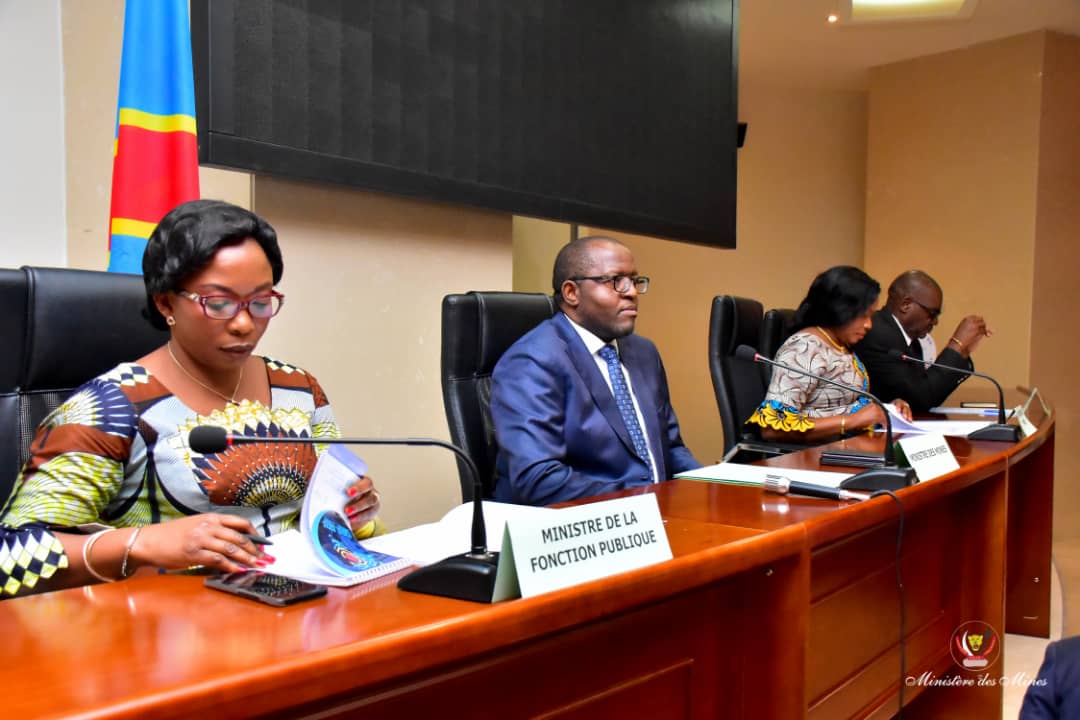 Le Min. des Mines Willy Kitobo ouvre ce lundi 14 octobre,  l'atelier de renforcement des capacités des agents et cadres de son ministère en présence du Min. de la fonction publique, Yolande Ebongo et du Vice-Min. Denise Lupetu.