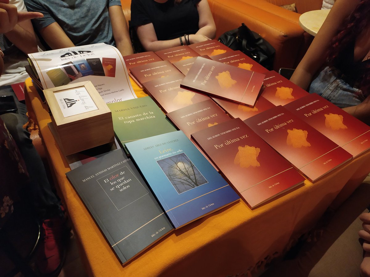 violingetafe's tweet photo. El pasado #jueves disfrutamos de una literaria y bonita velada en la presentación de "Por última vez" de Milagros Simarro. 

¡Gracias a todos por venir! https://t.co/F19jgkmTek
