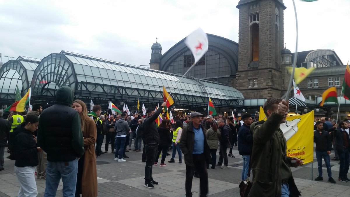 fariba312's tweet photo. امشب هم در در حمایت از #روژاوا
#Rujava
#Kurds
هامبورگ.
Hamburg https://t.co/jyuRedK32o