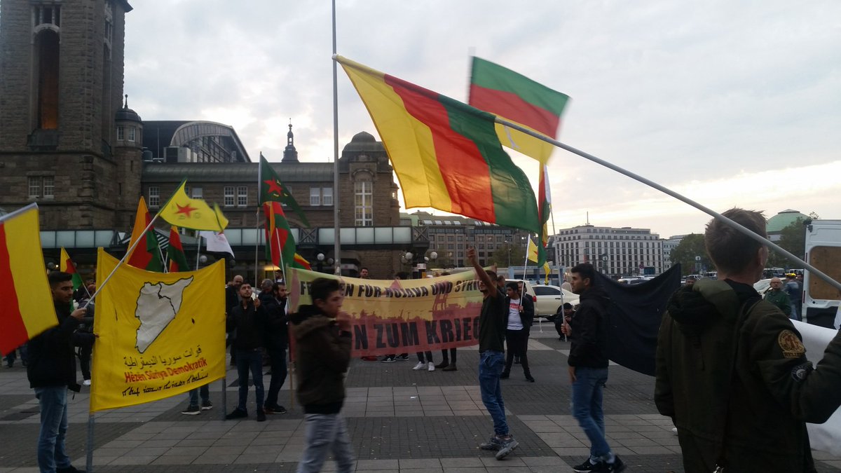 fariba312's tweet photo. امشب هم در در حمایت از #روژاوا
#Rujava
#Kurds
هامبورگ.
Hamburg https://t.co/jyuRedK32o
