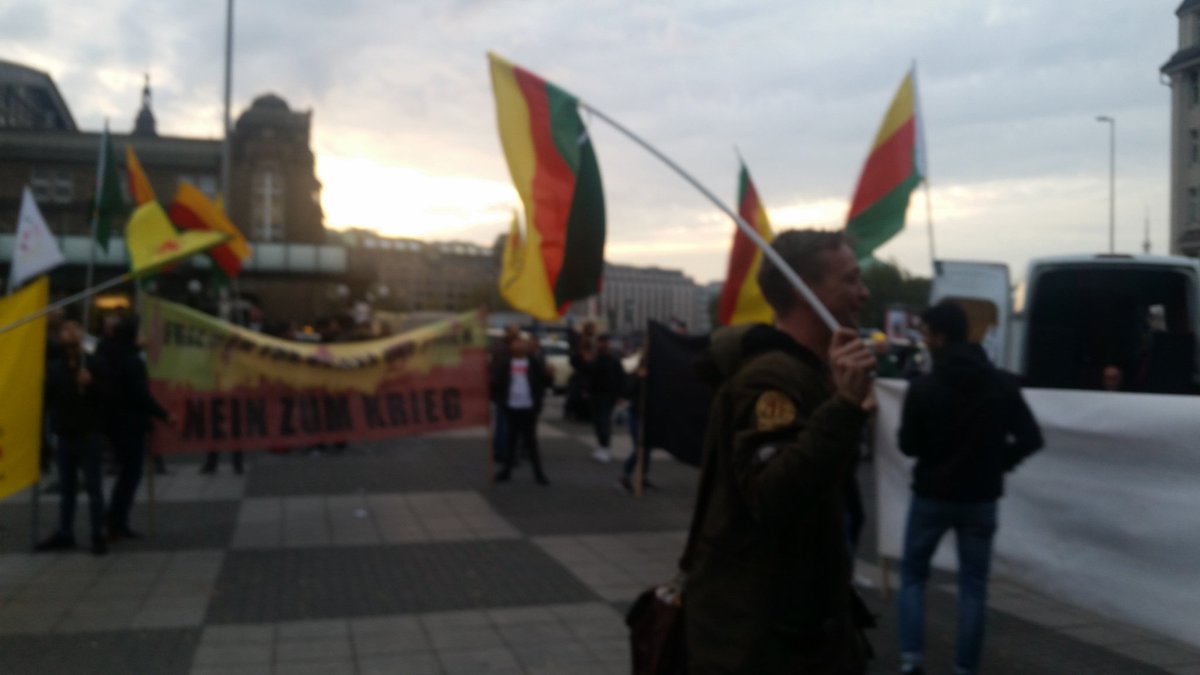 fariba312's tweet photo. امشب هم در در حمایت از #روژاوا
#Rujava
#Kurds
هامبورگ.
Hamburg https://t.co/jyuRedK32o
