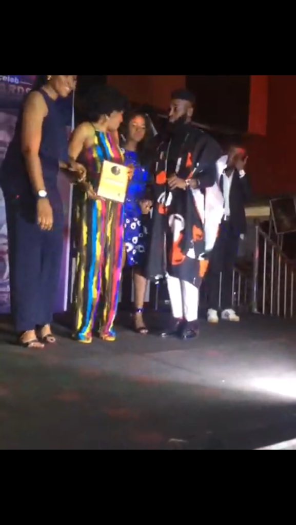 BigSis9ja's tweet photo. Oh yeah, I received an award for being the MOST CONTROVERSIAL MEDIA PERSONALITY IN SOUTH EAST 🇳🇬 yesterday 😝 😝
I keep saying it, you cantnt do what I do!!
I come in, cause trouble, and step off 👋 #mostcontroversial #thesextertainer https://t.co/clbeiFw56i