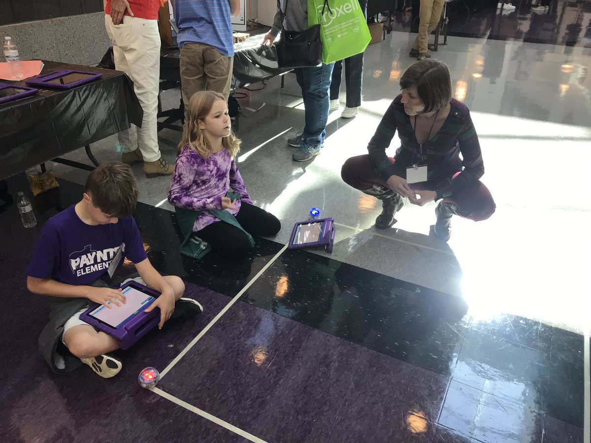 Sharing our knowledge of Spheros with #TRETC2019 💜 #GirlsWhoCode #StudentLead #technology #STEAM