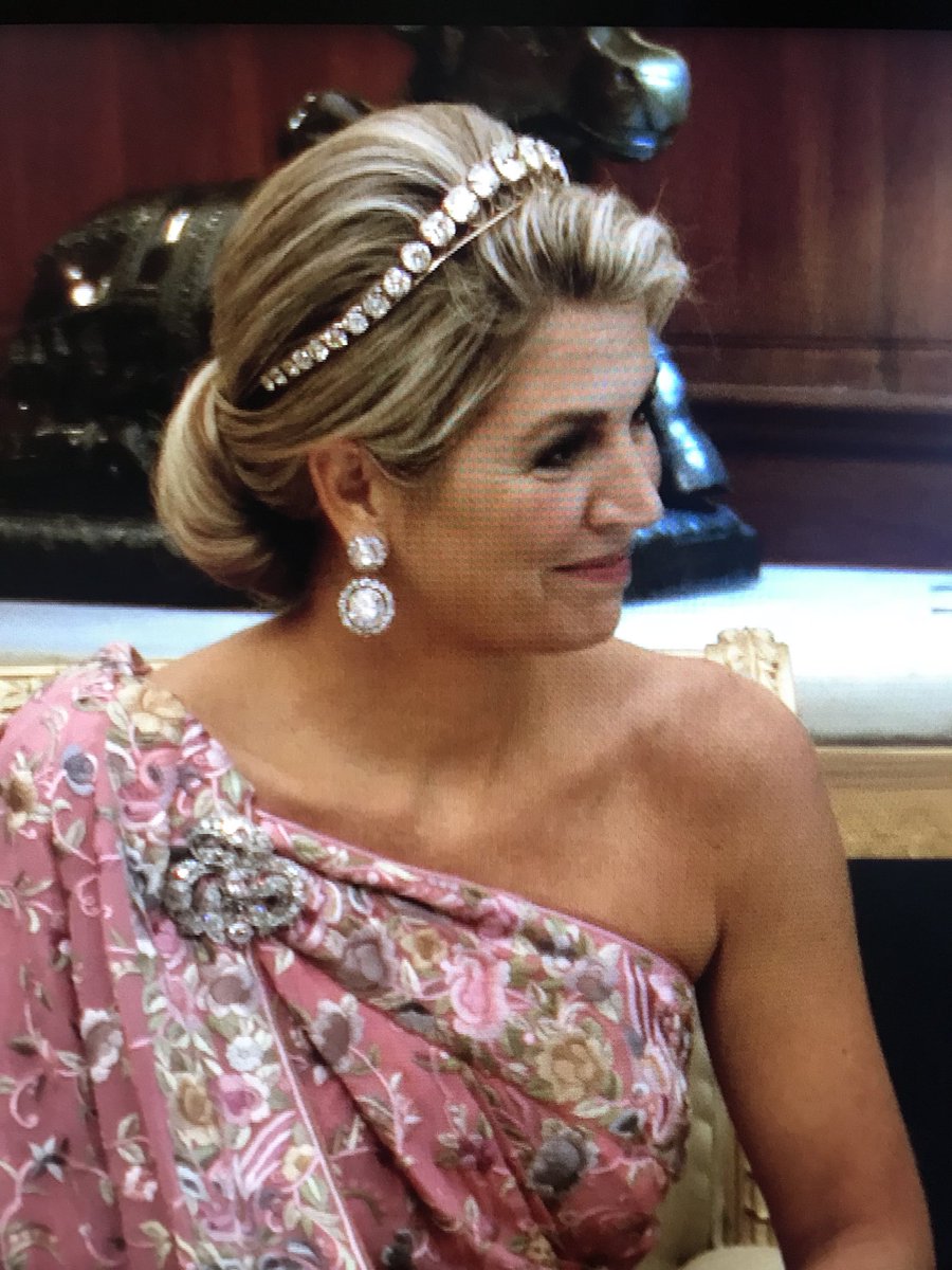 Amdekunder's tweet photo. Zo in @RTLBoulevard een verslag van het staatsbezoek van de koning en koningin aan India. Wat ziet Maxima er tijdens het staatsbanket prachtig uit @JANTAMINIAU ! #rtlboulevard https://t.co/2mltTpfaZ6