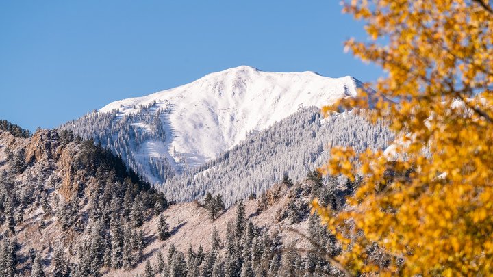 AspenSnowmass's tweet photo. Soon. No case of the Mondays with a view like this. (📷 : Andy Curtis) https://t.co/rZrxC8pI8c