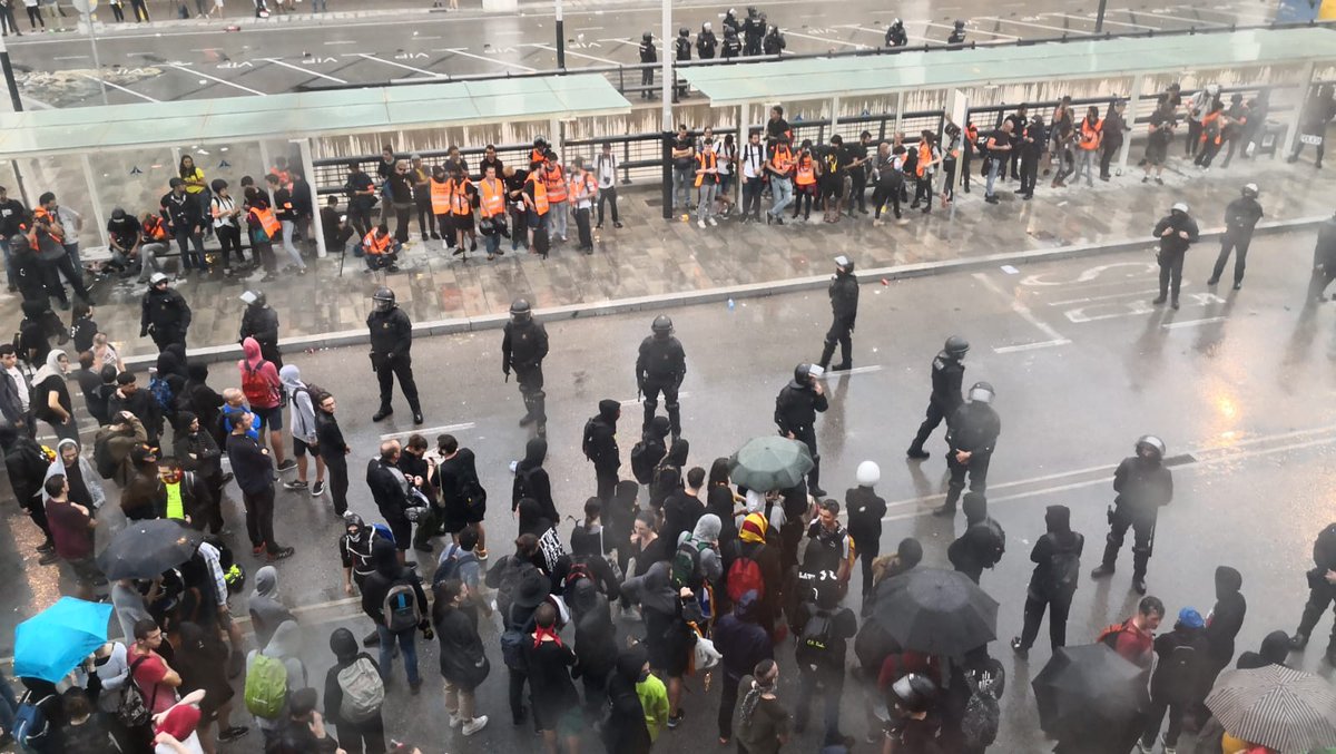 JoventEixample's tweet photo. La repressió es combat amb la manifestació no violenta. Avui som reivindicant la llibertat del poble català davant la sentència del procés!!! ✊✊✊ https://t.co/DX5hpZXPZN