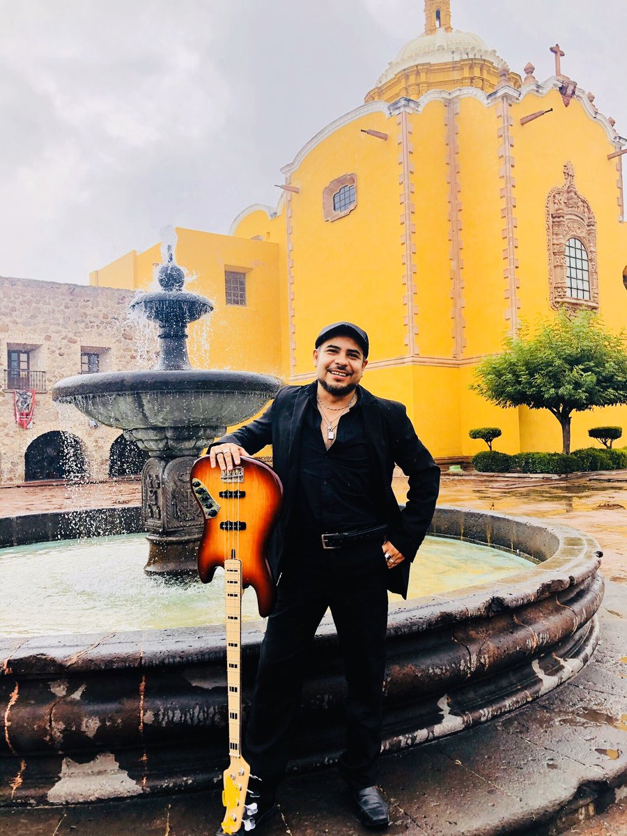 richyevega's tweet photo. Haciendo más interesante el camino, hay una pequeña vereda que me toca caminar, un poco forzada por la realidad en el presente.. y la centralización de la música que persigo, aprenderé mucho de esto, me hará crecer como instrumentista y un poco más autosuficiente. “Vida azul” https://t.co/Re0YsKa3Da