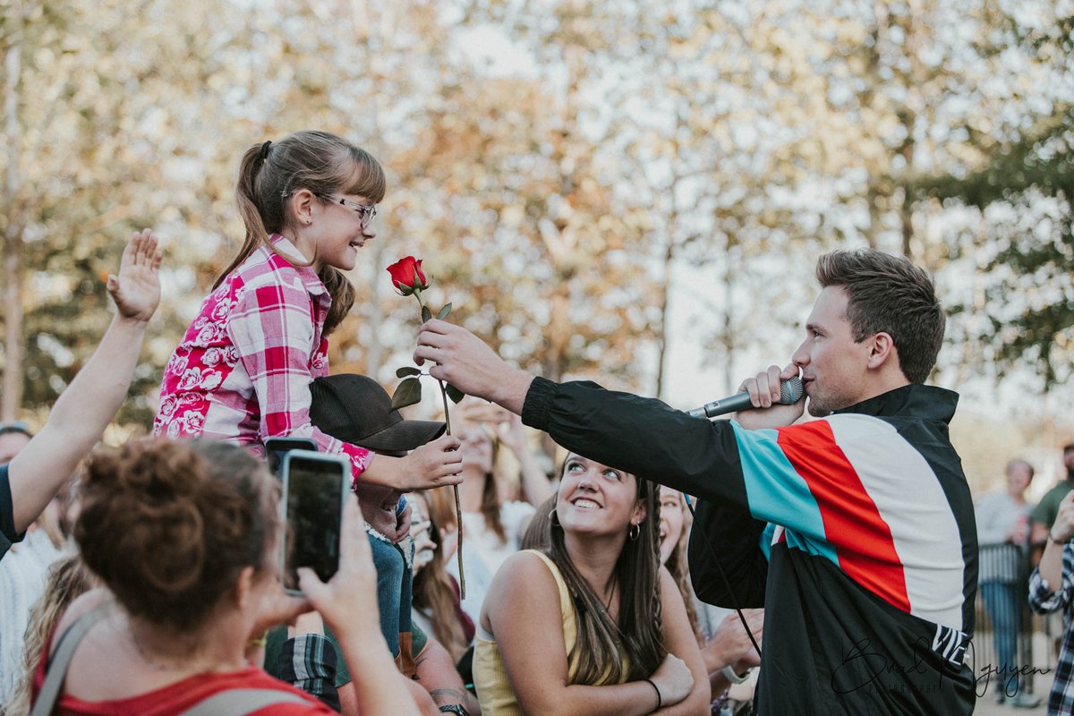 WMZQ's tweet photo. One of our favorite moments from @sleephappens pres. #WMZQFallFest was when @NoahSchnacky jumped off stage to give this fan a rose 😍🌹
See more pics here: https://t.co/HptyDl6z41 https://t.co/eTHLifu8gO