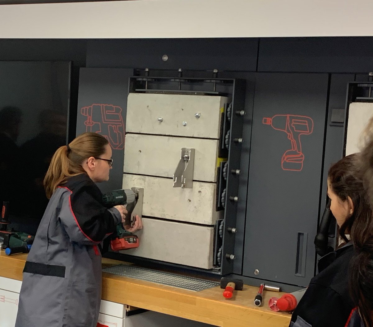 Leviat_UK's tweet photo. What a successful training day!
Approximately 75 customers and staff took part in interactive practical demos of best practice installation and selection of @fischerfixings  in conjunction with @Ancon's Masonry Support Systems.

#construction #cpd #masonrysupport #fixings https://t.co/yDmcewRbAO
