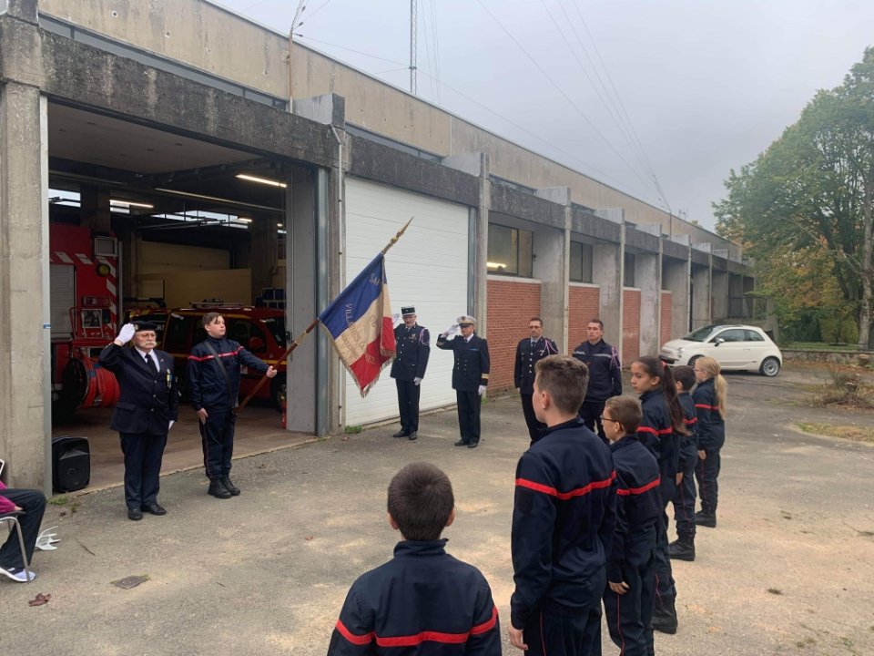 JSPmayenne's tweet photo. Présentation par l'ANMONM des valeurs et des symboles de la République aux JSP. Suivi de la mise en place fictive d'une cérémonie de Sainte Barbe.👍👏 https://t.co/bFRbJh4IFj