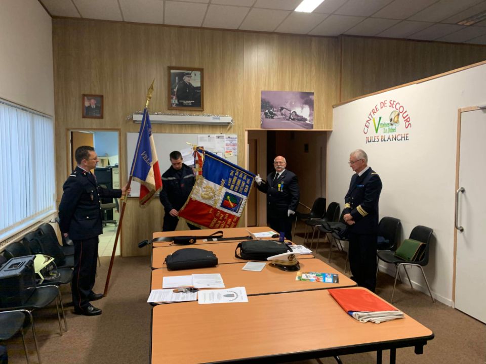 JSPmayenne's tweet photo. Présentation par l'ANMONM des valeurs et des symboles de la République aux JSP. Suivi de la mise en place fictive d'une cérémonie de Sainte Barbe.👍👏 https://t.co/bFRbJh4IFj