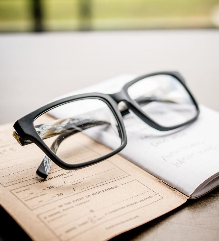 We like big frames and we cannot lie. This great big
acetate style is the perfect fit for your ample assets. Hugh Jass is one of our newest square frames and comes in 3 colors.
eyebobs.com/hugh-jass-read…