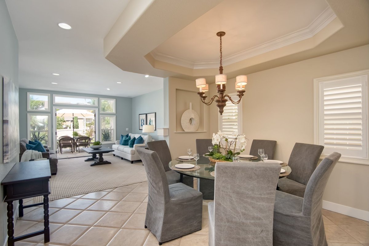OCFurnishedRent's tweet photo. Need a home away from home this winter? This furnished rental is available beginning in January 2020 and it's just a mile from the Huntington Beach Pier!

3 bedroom, 4 bath, sleeps 8. Call 949-340-5464 or click to book: https://t.co/Th50FE5ETt https://t.co/SkMMCRl4GJ