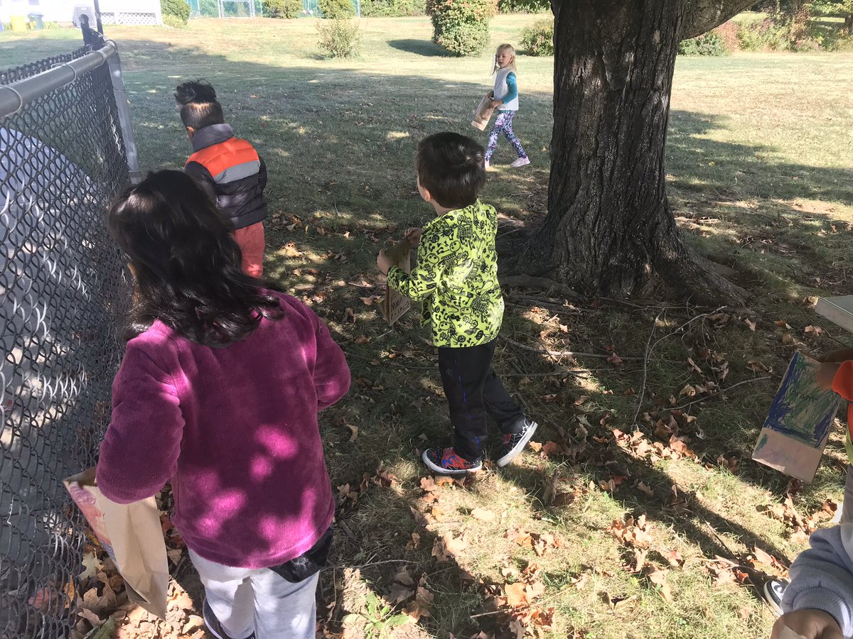 MissLamperti's tweet photo. 🍁🍂We read “We’re Going on a Leaf Hunt” and then went on our very own leaf hunt 🍂🍁 https://t.co/JuuMPqf0vX