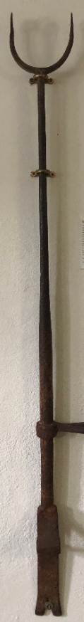 gillianmobrien's tweet photo. Anyone know what this is? I've seen it described as an 'eviction crowbar' but it looks like it might have had a more usual agricultural use too. #farmimplement #tool #farmtool #farming #eviction #nineteenthcenturyIreland #irishhistory #agriculture #farming #famine https://t.co/2NPeEYvr0f