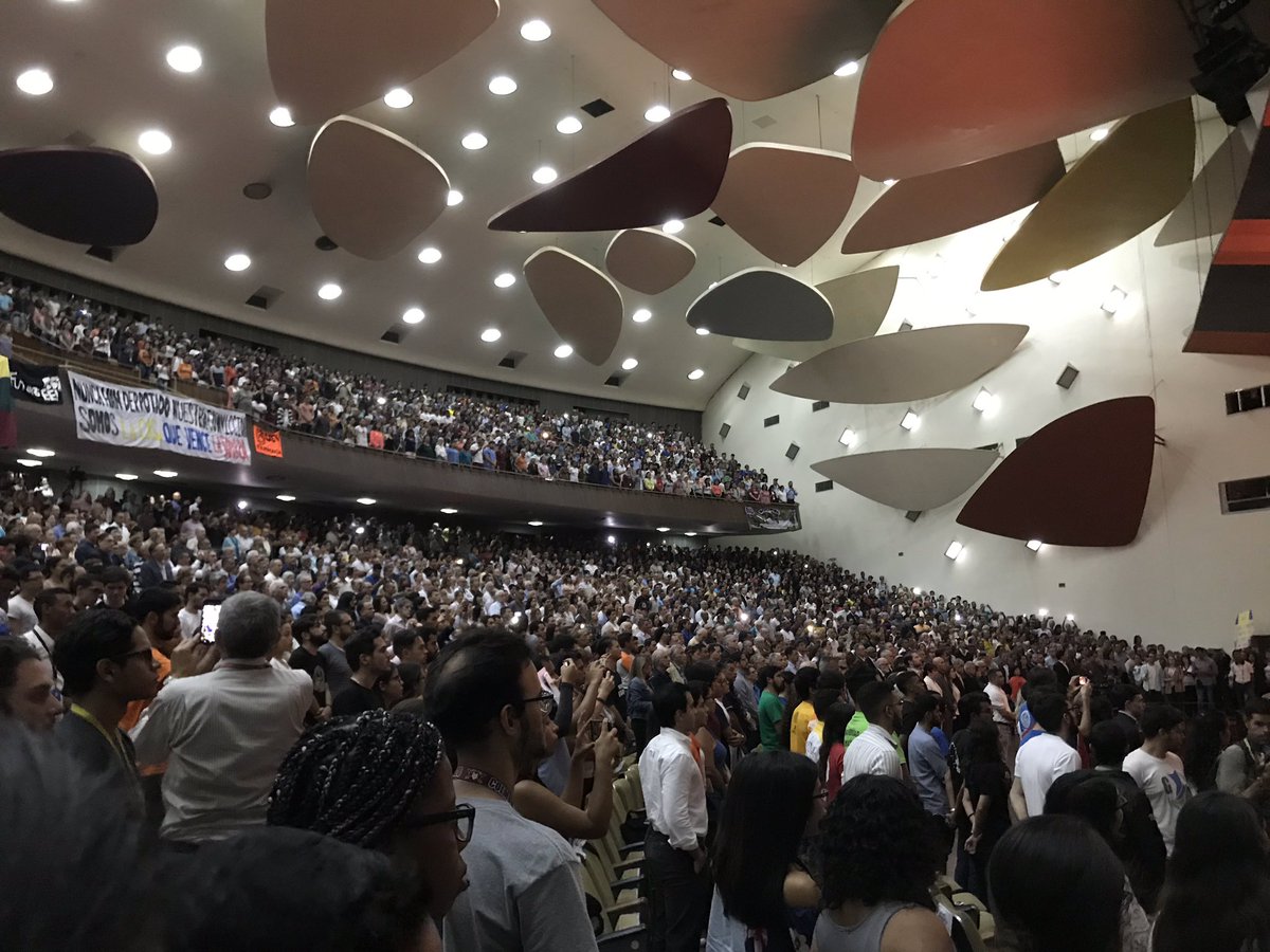 mazzato's tweet photo. A casa llena a pesar de las sombras
#UniversidadVenezolana https://t.co/5mFl7f3xMv
