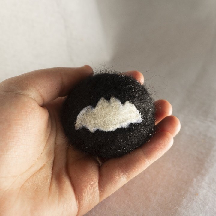 ItsHappyPlace1's tweet photo. ✨🦇 HALLOWEEN GIVEWAY 🦇✨ 

À gagner : une balle anti stress spooky en laine feutrée ! 

🎃RT et Abonne toi pour participer
🎃Tag quelqu'un sous ce tweet pour une chance en + d'être selectionné.e 

Un.e gagnant.e sera choisit au hasard le vendredi 22 octobre !
Bonne chance 👻 https://t.co/lf4ocMTTVg