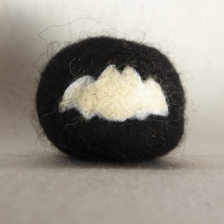ItsHappyPlace1's tweet photo. ✨🦇 HALLOWEEN GIVEWAY 🦇✨ 

À gagner : une balle anti stress spooky en laine feutrée ! 

🎃RT et Abonne toi pour participer
🎃Tag quelqu'un sous ce tweet pour une chance en + d'être selectionné.e 

Un.e gagnant.e sera choisit au hasard le vendredi 22 octobre !
Bonne chance 👻 https://t.co/lf4ocMTTVg