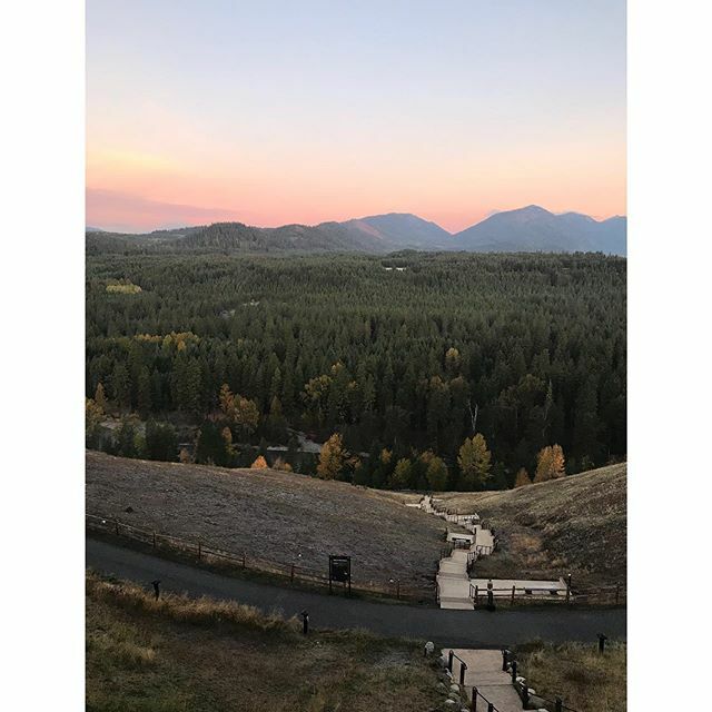 vpinniger's tweet photo. Sunrise over the Cascades. #1000steps #cleelumriver @suncadia #cascades #sunrise #mountains https://t.co/xEEyV1PR9e https://t.co/FMggnWLvAL
