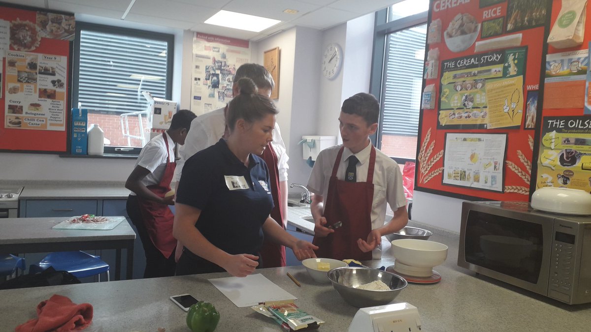 StMarysLink's tweet photo. Excellent interactive session with students and the Royal Navy (Jamie and Kim) letting the students lead the cooking whilst talking about the Royal Navy @RNLogsjobs @RoyalNavy @RNJobsUK #chefsinthemaking #madeintheroyalnavy
#readysteadycook https://t.co/raxLiu3S5N https://t.co/cfnowyXCje