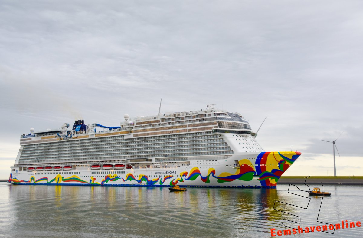 Eemshavenonline's tweet photo. De @bvd_e was bij aankomst van de Norwegian Encore aanwezig om het schip te assisteren bij het afmeren. Klein ontmoet groot in de #Eemshaven 😉https://t.co/Av4v3SUj1A https://t.co/1iDLZBN8NO