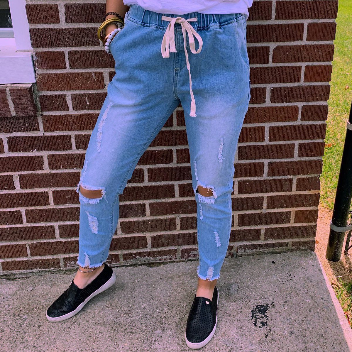 Elastic skinnies are anything but basic... Shop online >> thejacksonvillebookstore.com #MADThreads #JBSonMtn