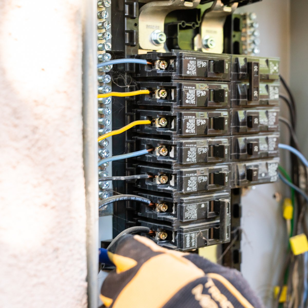 DaggerProperty's tweet image. Our services are like a complete circuit -- we'll always keep you in the loop.