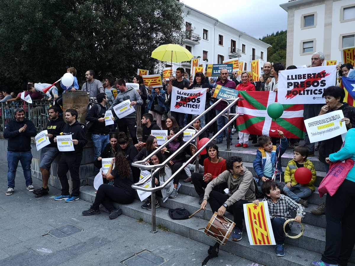 aretxagoiena's tweet photo. "Erreferenduma ez da delitua" adierazi dute Aretxabaletan @Gure_Esku https://t.co/BEQZiIOmRL
