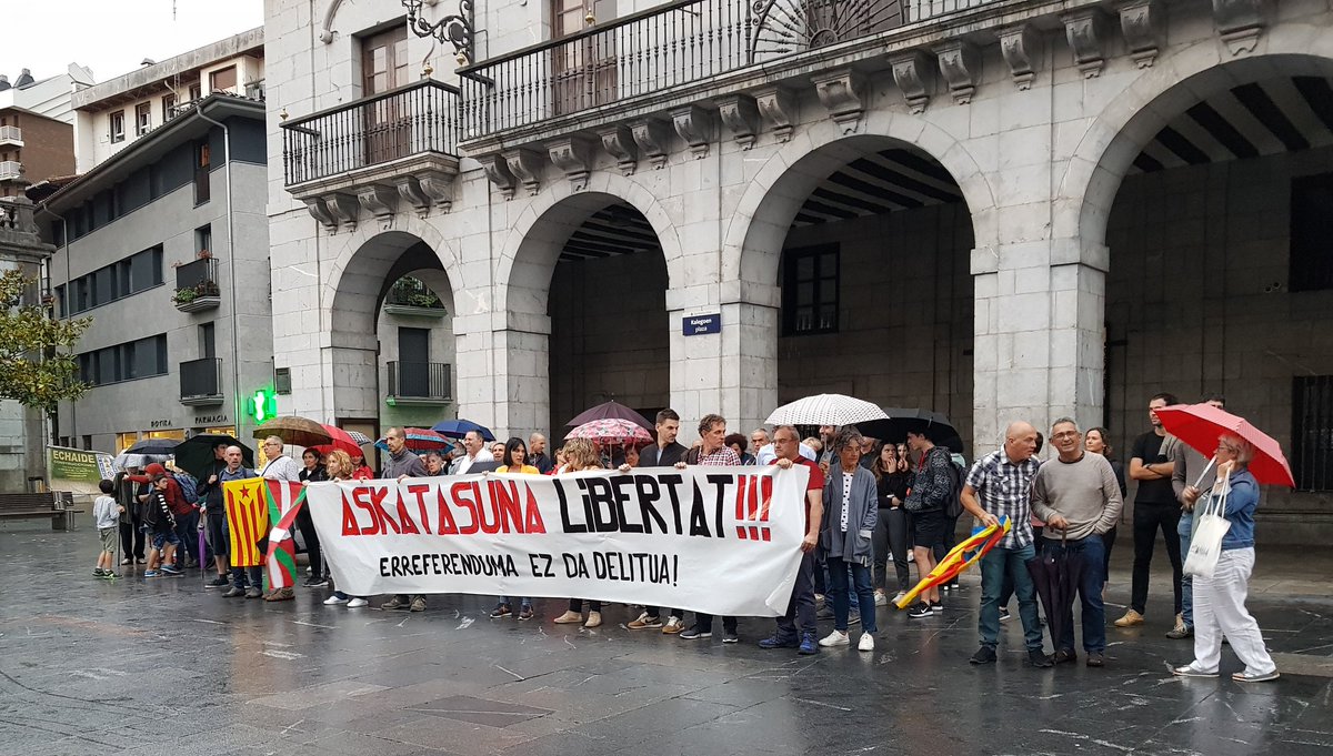 Plazara atera gara, Kataluniako buruzagi independentisten aurkako epai bidegabea salatu eta berehala aske uztea exijitzeko. Gure etorkizuna erabaki nahi dugun guztion kontrako epaia da Auzitegi Gorenarena #Llibertatpresospolitics